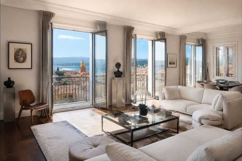 Salon lumineux avec vue sur le Golfe de Saint-Tropez